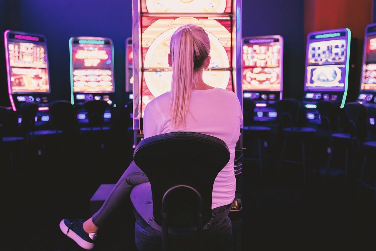 Casino-style slots and live dealer games available on 567jl
